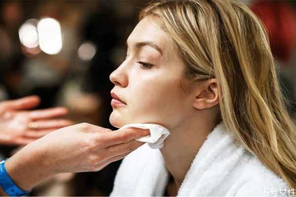 卸妆不洗脸可以睡觉吗?只卸妆不洗脸可以吗 卸妆不洗脸可以睡觉吗?只卸妆不洗脸可以吗