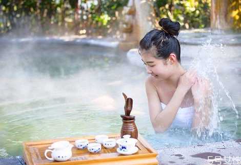 泡温泉可以敷面膜吗？泡温泉敷面膜好吗
