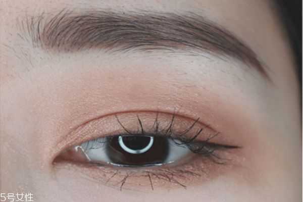 双色眼影怎么正确使用 双色眼影怎么正确使用