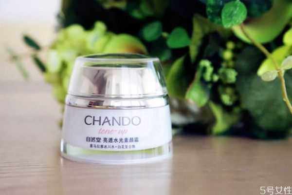 素颜霜和粉底哪个伤皮肤？素颜霜和粉底的区别