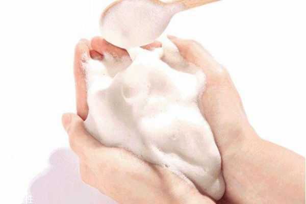 皂基洗面奶适合油皮吗 皂基洗面奶适合油皮吗