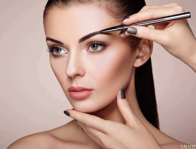 眉笔为什么一擦就掉了？眉笔为什么会发白