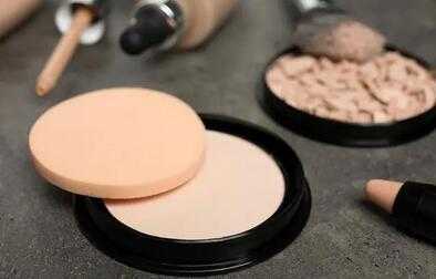 化妆时先散粉还是先定妆喷雾？定妆喷雾散粉步骤