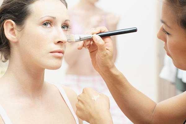 上粉底液之前要擦什么 上粉底液之前要擦什么