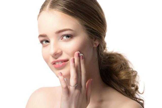 擦护肤品的样子