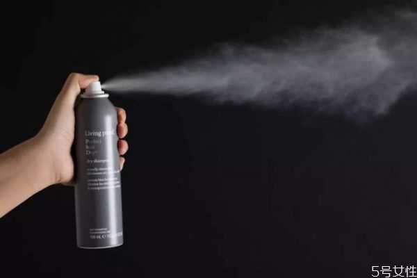 头发太油来不及洗头怎么办?头发油要出门紧急补救方法 头发太油来不及洗头怎么办?头发油要出门紧急补救方法