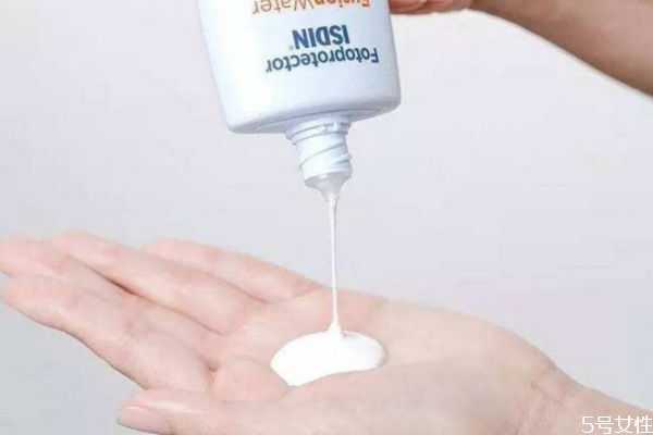 涂完防晒霜多久可以涂粉底?涂完防晒直接上粉底可以吗 涂完防晒霜多久可以涂粉底?涂完防晒直接上粉底可以吗