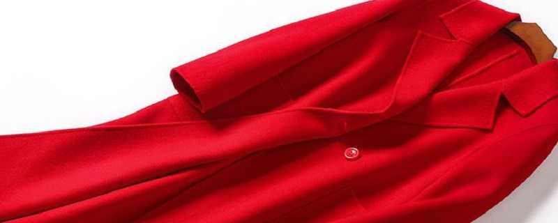 红色羊绒大衣适合什么年龄 红色羊绒大衣适合什么年龄