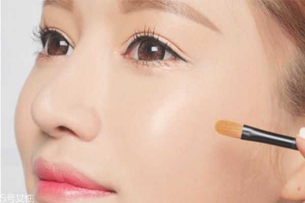 如何用遮瑕膏遮黑眼圈？最全的遮瑕膏使用方法大全