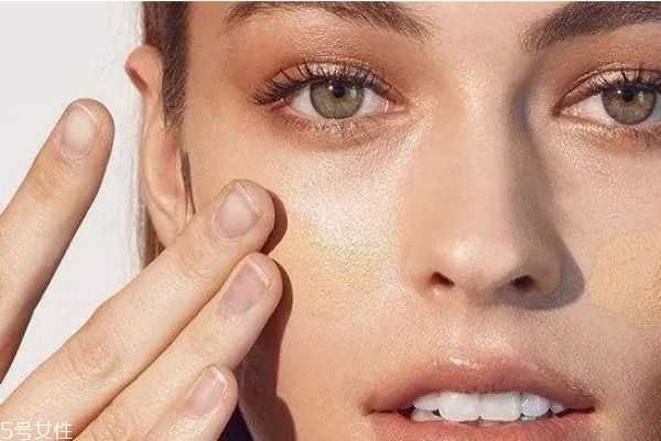 粉底液是按压还是涂抹？粉底液怎么涂抹才正确