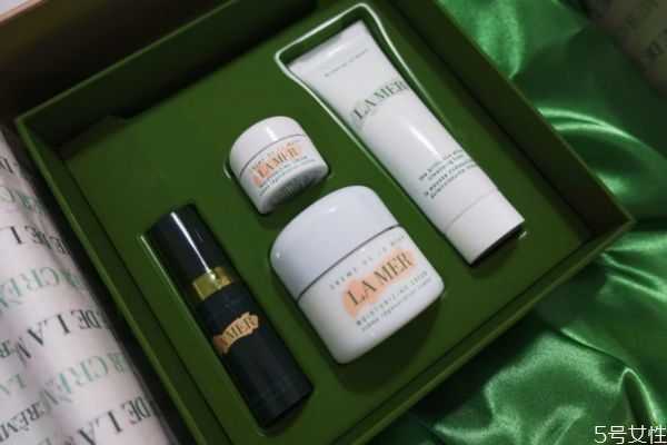 精华液的用量是多少？精华液涂多少合适