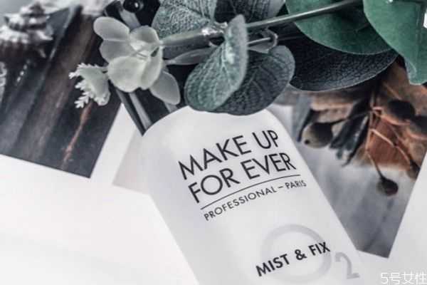 先用定妆水还是散粉?正确使用定妆喷雾步骤 先用定妆水还是散粉?正确使用定妆喷雾步骤