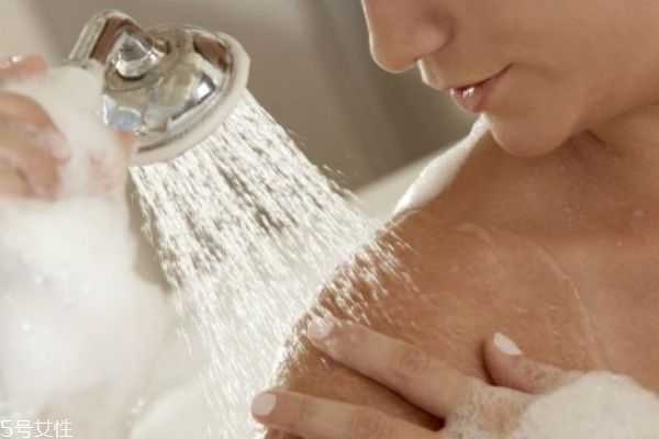 如何消除背部的痘痘