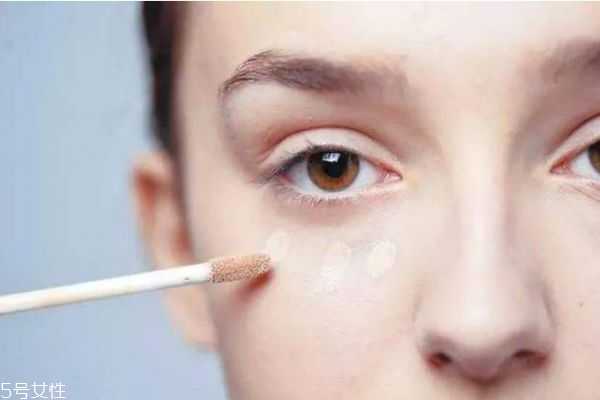 粉底液用手涂好还是刷子好 各有各的优缺点