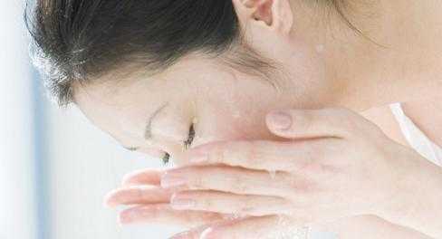 用盐水洗脸祛痘吗?用盐水洗脸有什么好处 用盐水洗脸祛痘吗?用盐水洗脸有什么好处