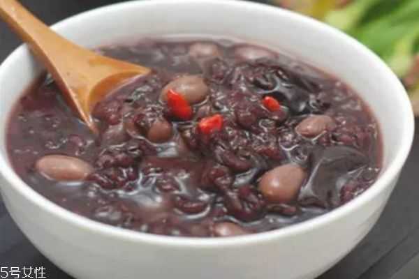 冬季肌肤缺水吃什么好