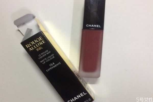 香奈儿唇釉154沾杯吗 香奈儿唇釉154是什么颜色