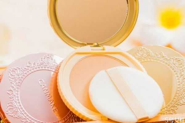 毛孔粗大适合用散粉还是粉饼 毛孔粗大适合用散粉还是粉饼
