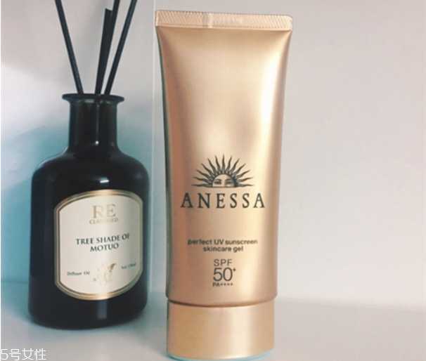 安耐晒乳液好还是啫喱？安耐晒乳液和啫喱区别
