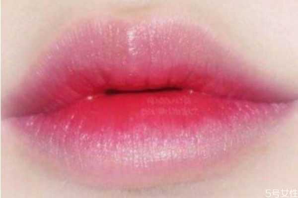 咬唇妆的白色的是什么?咬唇妆用口红还是唇彩 咬唇妆的白色的是什么?咬唇妆用口红还是唇彩