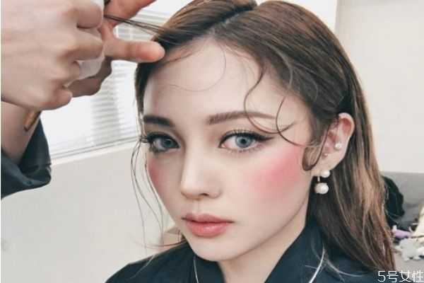 化妆的时候眉毛是在第几步?化了妆忘记擦防晒霜怎么办 化妆的时候眉毛是在第几步?化了妆忘记擦防晒霜怎么办