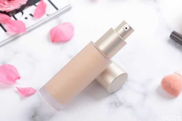 皮肤泛红选黄调还是粉调