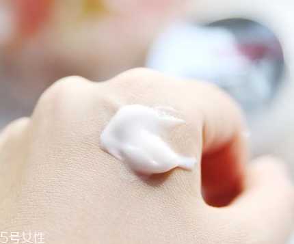 面霜为什么是乳白色