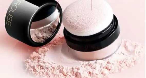 先用粉底液还是定妆喷雾