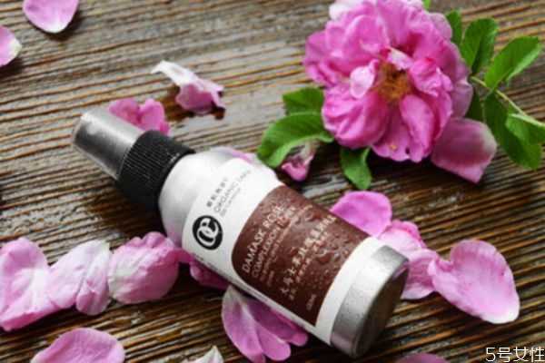 纯露直接喷脸好还是湿敷好?纯露直接拍脸还是喷脸效果好 纯露直接喷脸好还是湿敷好?纯露直接拍脸还是喷脸效果好