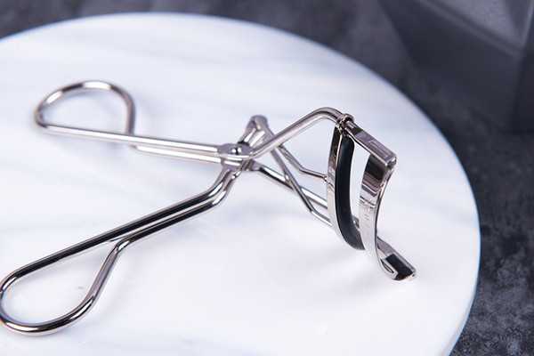 睫毛夹是先夹还是先涂睫毛膏