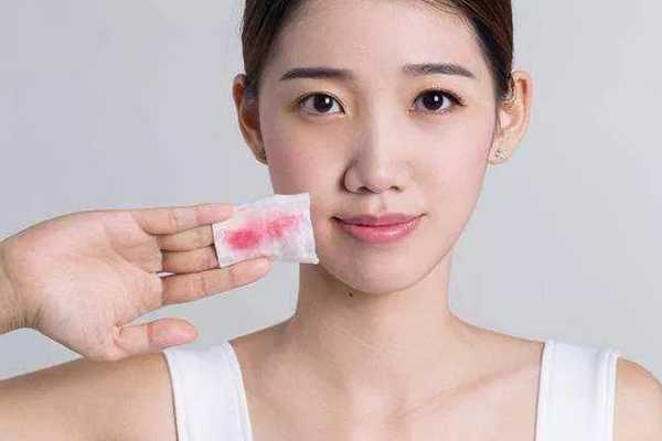 脸上长斑是什么原因？