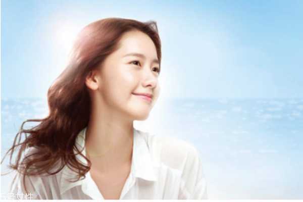 美白精华液晚上用吗