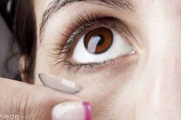 美瞳最多戴几个小时 美瞳戴反了会怎么样