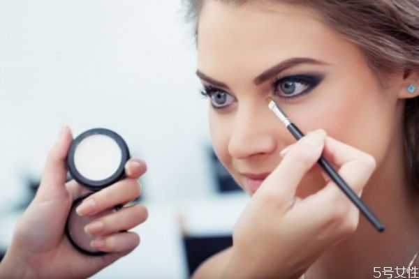 粉底液太干了怎么涂?粉底液太白了怎么办 粉底液太干了怎么涂?粉底液太白了怎么办