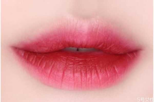 涂完唇膏多久涂口红？润唇膏和口红的区别