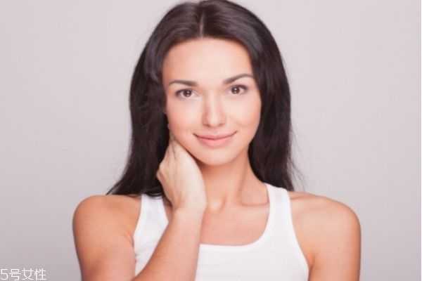 脸突然很干燥怎么回事