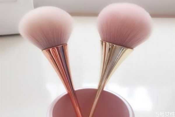 使用散粉用刷子的好处 散粉刷的使用方法 使用散粉用刷子的好处 散粉刷的使用方法