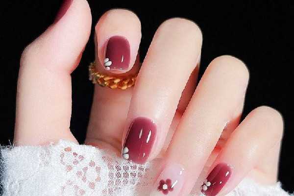 穿戴甲的胶水怎么卸掉 穿戴甲的胶水怎么卸掉