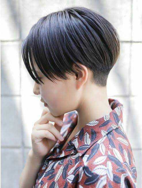 夏季女士短发这样剪，后脖推起来真时尚，看着很心动 