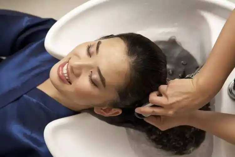 护发精油是涂在发根还是发梢