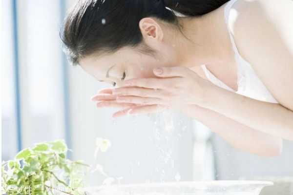 长期清水洗脸对皮肤有什么影响