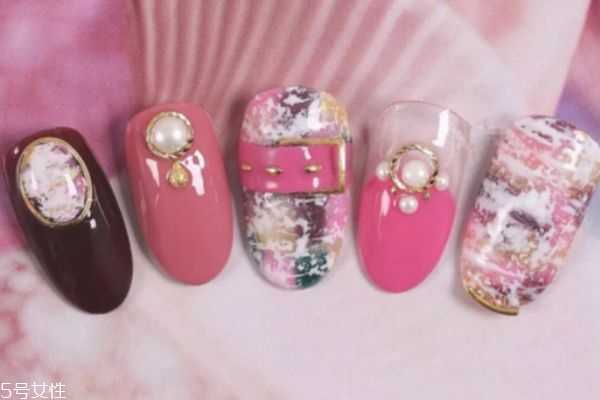 蓝色美甲怎么做？精致美甲做法教程