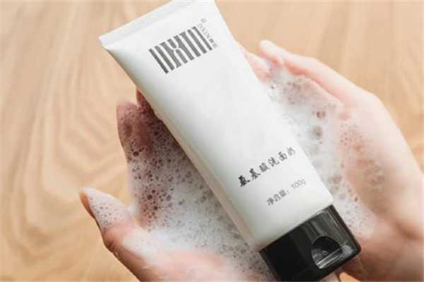 氨基酸洗面奶适合油性皮肤吗 氨基酸洗面奶适合油性皮肤吗