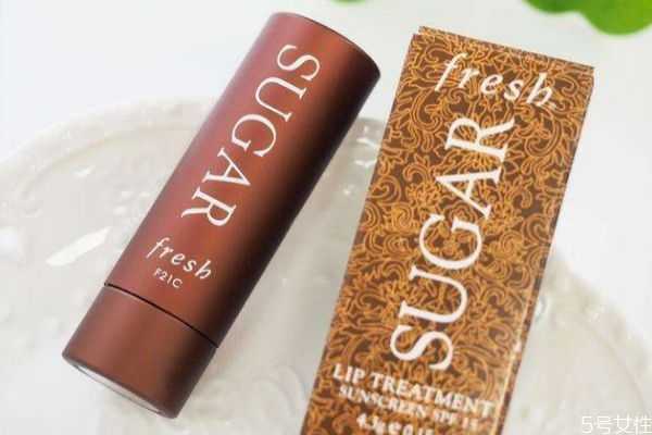 晚上用什么润唇比较好？一天涂几次唇膏比较好