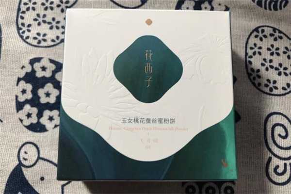 花西子蚕丝蜜粉饼和散粉哪个好用？花西子粉饼怎么取粉