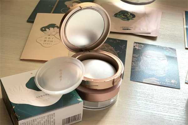 花西子蚕丝蜜粉饼和散粉哪个好用？花西子粉饼怎么取粉