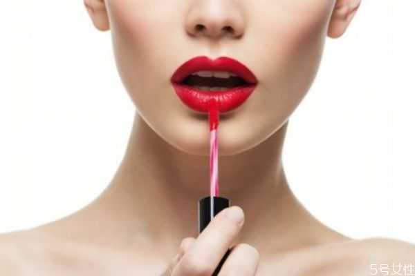 吃口红会中毒吗？吃饭喝水把口红吃掉了会中毒吗
