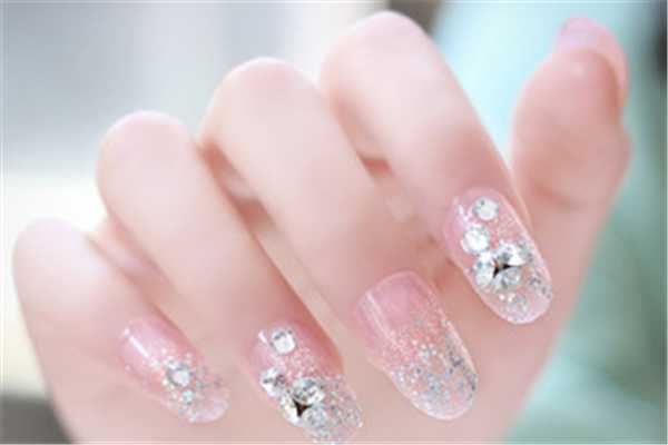 贴甲片指甲还会长吗 贴甲片指甲还会长吗