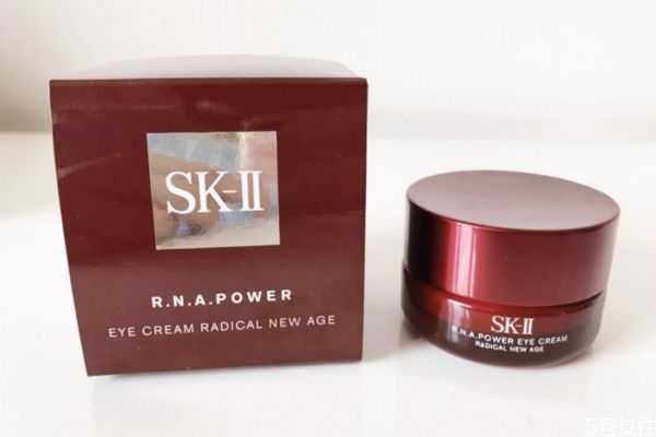 有脂肪粒可不可以涂眼霜？先用精华还是先用眼霜