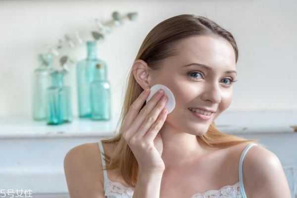 不能用什么样的化妆水来湿敷